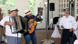 Singender Kellner im Waldhaus Bad Neuheim