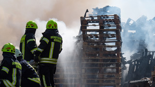 Palettenlager in Ginsheim-Gustavsburg stand in Flammen