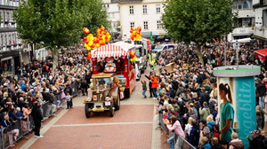 Lullusfest eröffnet mit Umzug, der Brücken baut und Traditionen feiert