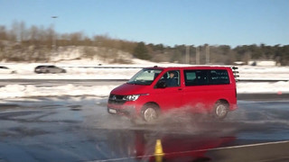 Rutschige Straßen, spontane Bremsmanöver: «Young Drivers» beim Fahrsicherheitstraining 