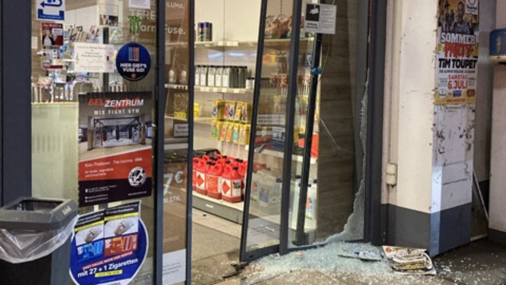 In Weilburg ist ein betrunkener Mann völlig ausgerastet und unter anderem mit seinem Auto in den Eingangsbereich einer Tankstelle gerast.