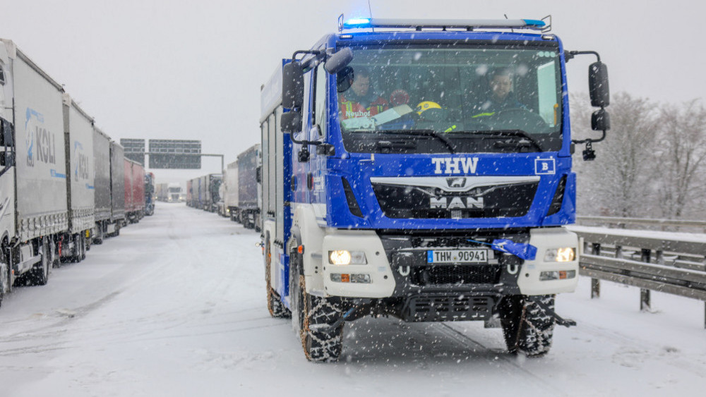 Auf der A7 zwischen Fulda und Niederaula hat es wegen Schnee und Eis eine rund 20-stündige Vollsperrung gegeben. Vor allem LKW standen auf allen Fahrspuren - die Räumfahrzeuge kamen deswegen nicht durch. 