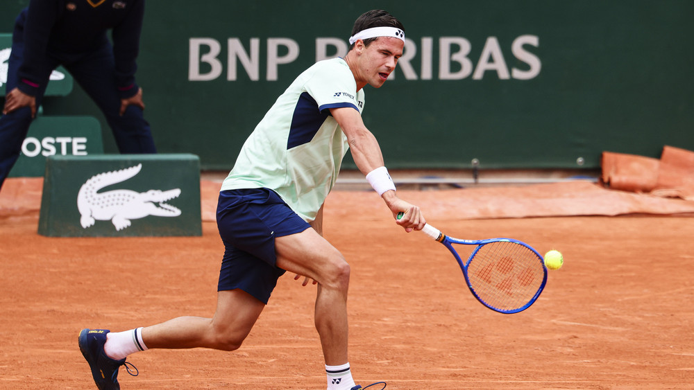Daniel Altmaier gelingt bei den French Open ein Überraschungssieg gegen den Weltranglisten-Vierten Taylor Fritz.