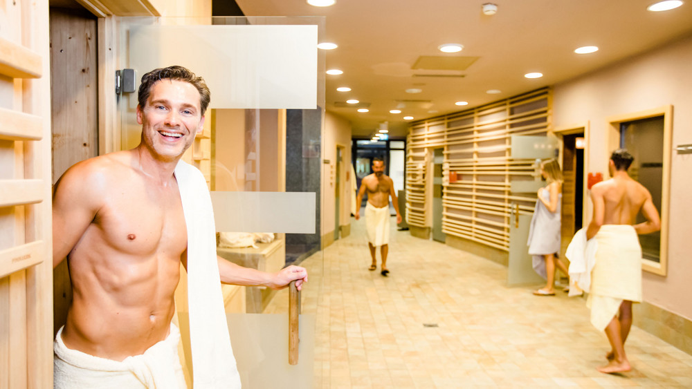 Wellness im Jugenstilbad-Darmstadt: Menschen in weißen Handtüchern in der Sauna