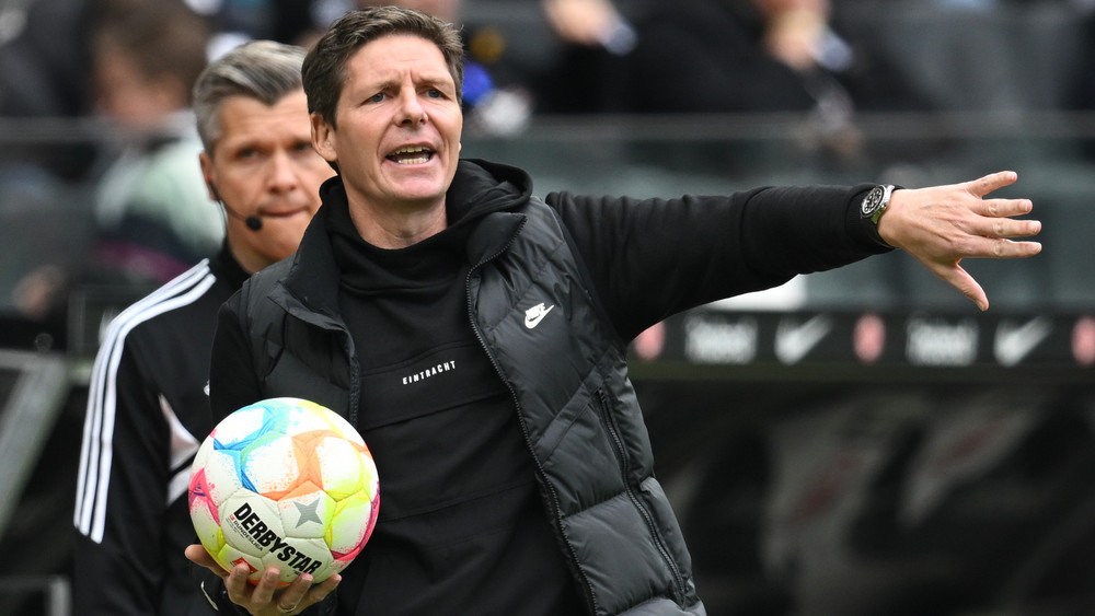 Eintracht-Trainer Oliver Glasner beim Spiel gegen Augsburg