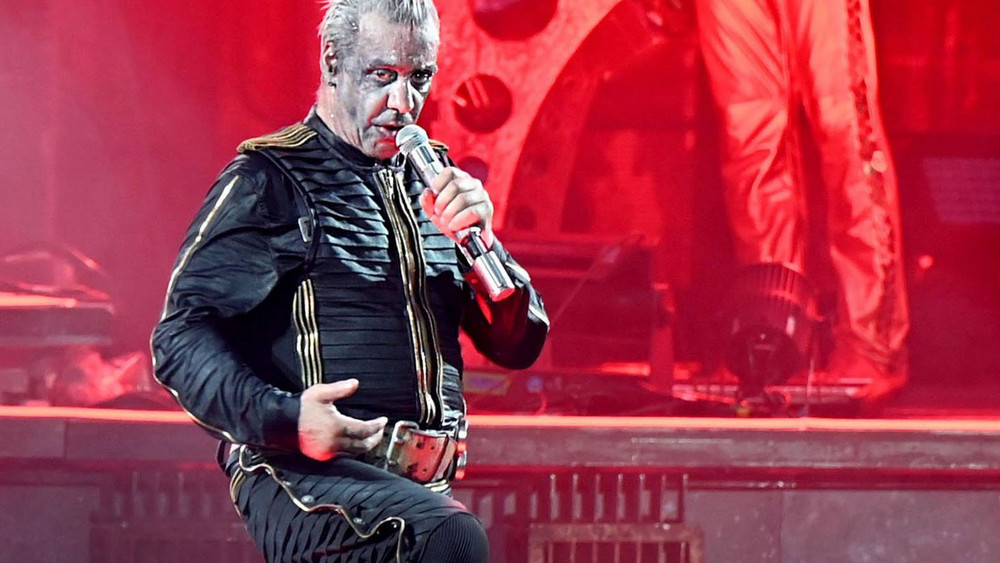 Rammsteinsänger Till Lindemann im Kostüm auf der Bühne.