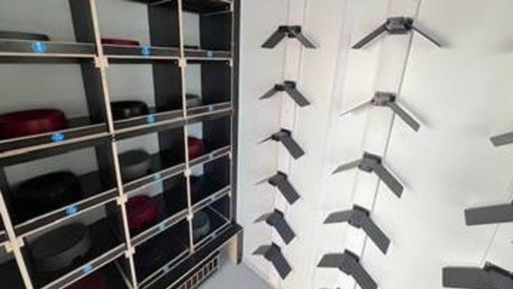 Das Taubenhaus von innen. Es gibt Fächer zum brüten und Bügel, auf denen die Tauben hocken können. 