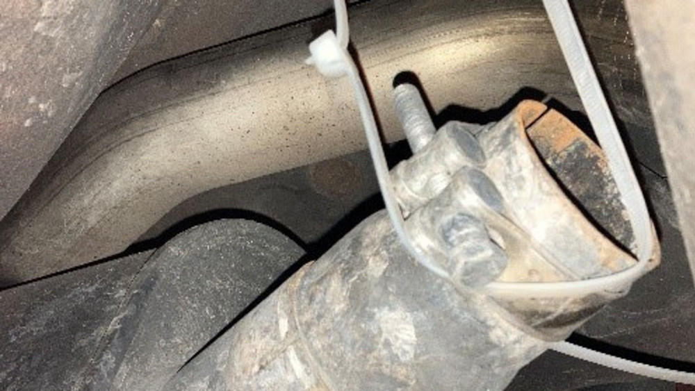 Der 23-Jährige hat diesen Endschalldämpfer mit zwei einfachen Kabelbindern am Fahrzeug befestigt.