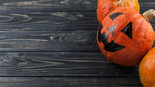 Halloween-Deko basteln: Grusel-Kürbis und Girlande