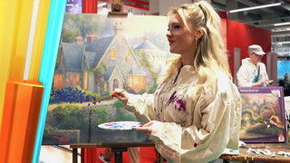 Spielwarenmesse Nürnberg: Evelyn Burdecki versucht sich als Künstlerin