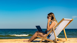 Mit Firmenhandy und Laptop in den Urlaub