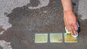 Stolpersteine mit Hakenkreuzen in Offenbach beschmiert