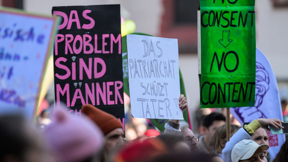 Demonstration gegen strukturelle Gewalt an Frauen