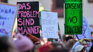 Tausende demonstrieren in Frankfurt gegen Gewalt an Frauen