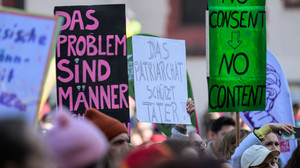 Tausende demonstrieren in Frankfurt gegen Gewalt an Frauen