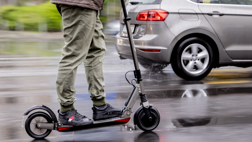 Eine 81-Jährigen Mercedes-Fahrerin hat einen 17-Jährigen auf einem E-Scooter angefahren, in Seligenstadt (Symbolbild).