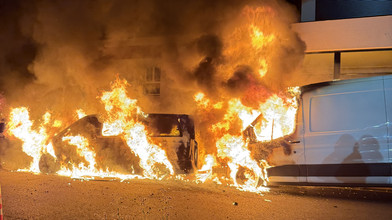 Auto-Brand in Bruchköbel: Übergreifen auf Haus verhindert