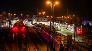 Zwei ICE stecken in Bebra fest - Feuerwehr hilft mit Getränken
