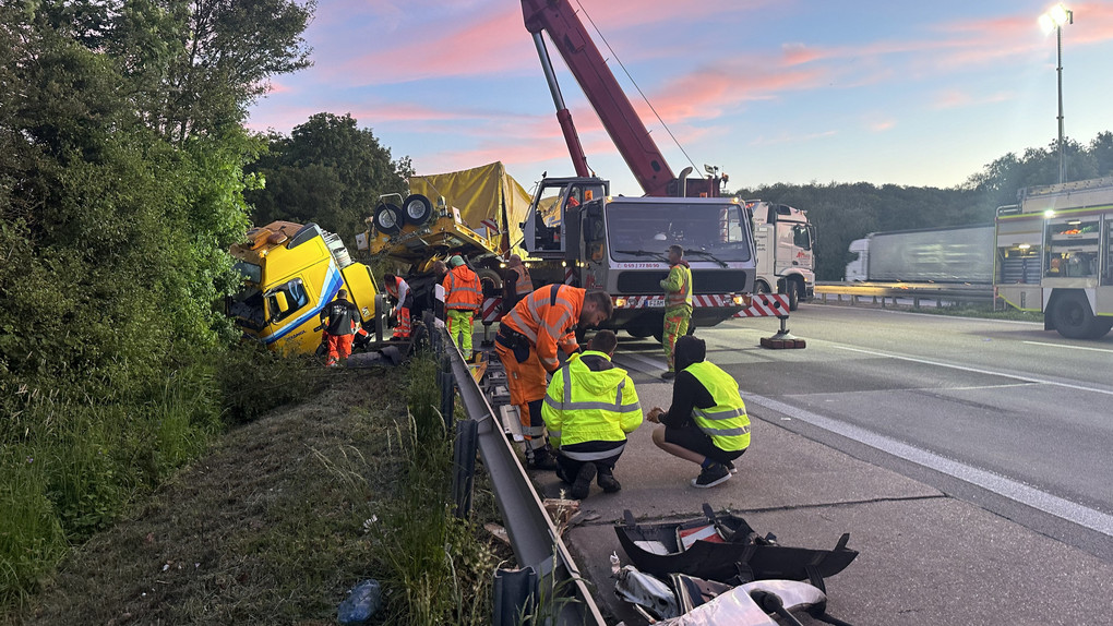 A3 bei Niedernhausen: Vollsperrung im Berufsverkehr nach LKW-Unfall