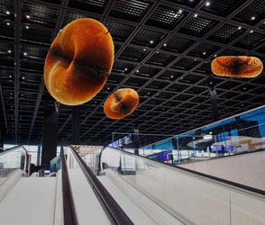 Spektakuläres Kunstwerk im neuen Terminal 3 am Flughafen