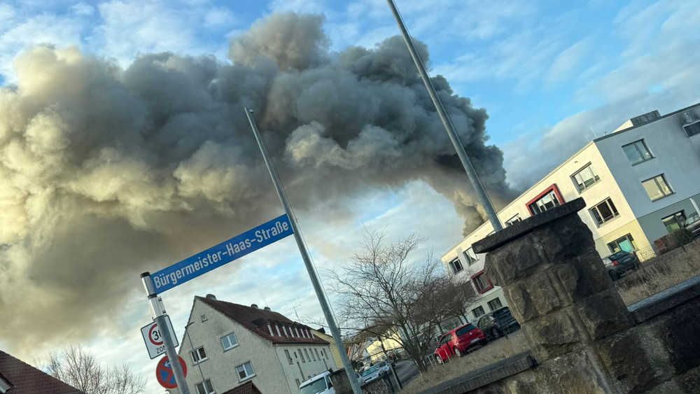 In Alsfeld steht eine Produktionshalle in Flammen. Die zuständige Leitstelle warnt vor giftigem Rauch.