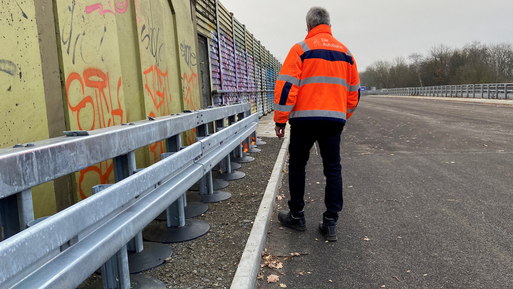 Sicherheitstechnik sorgt für Bauverzögerungen auf der A49 bei Kassel: Extrem dicht stehen die Pfosten bei den neuen Leitplanken. Sie sind sicherer als die bisherigen Modelle. Der Einbau dauert aber auch deutlich länger.