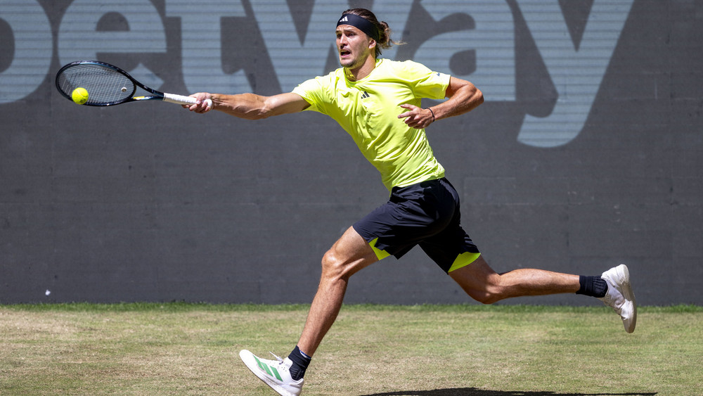 Trotz Magenproblemen steht Alexander Zverev beim ATP-Turnier in Halle im Halbfinale.