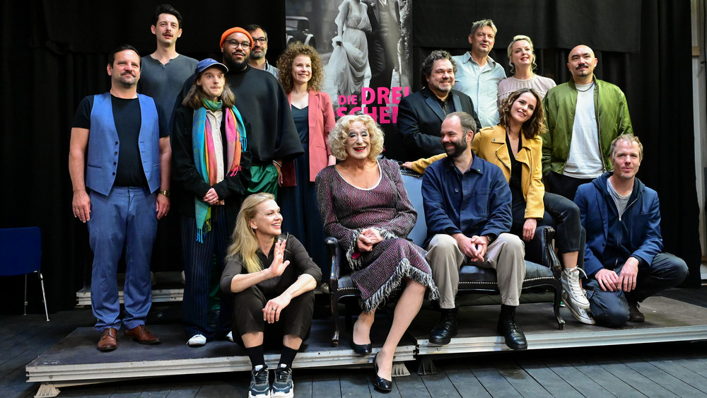 Das Ensemble der "Dreigroschenoper" bei den Bad Hersfelder Festspielen hat sich beim Probenbeginn für ein Gruppenfoto gesammelt. In der vorderen Reihe u.a. Anna Loos, Lilo Wanders, Regisseur Michael Schachermeier und Gioia Osthoff. Mit dem Stück von Bertolt Brecht werden am 21. Juni 2024 die Festspiele eröffnet.