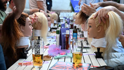 Dads Do Hair: Frankfurter Väter lernen Frisuren für Kinder
