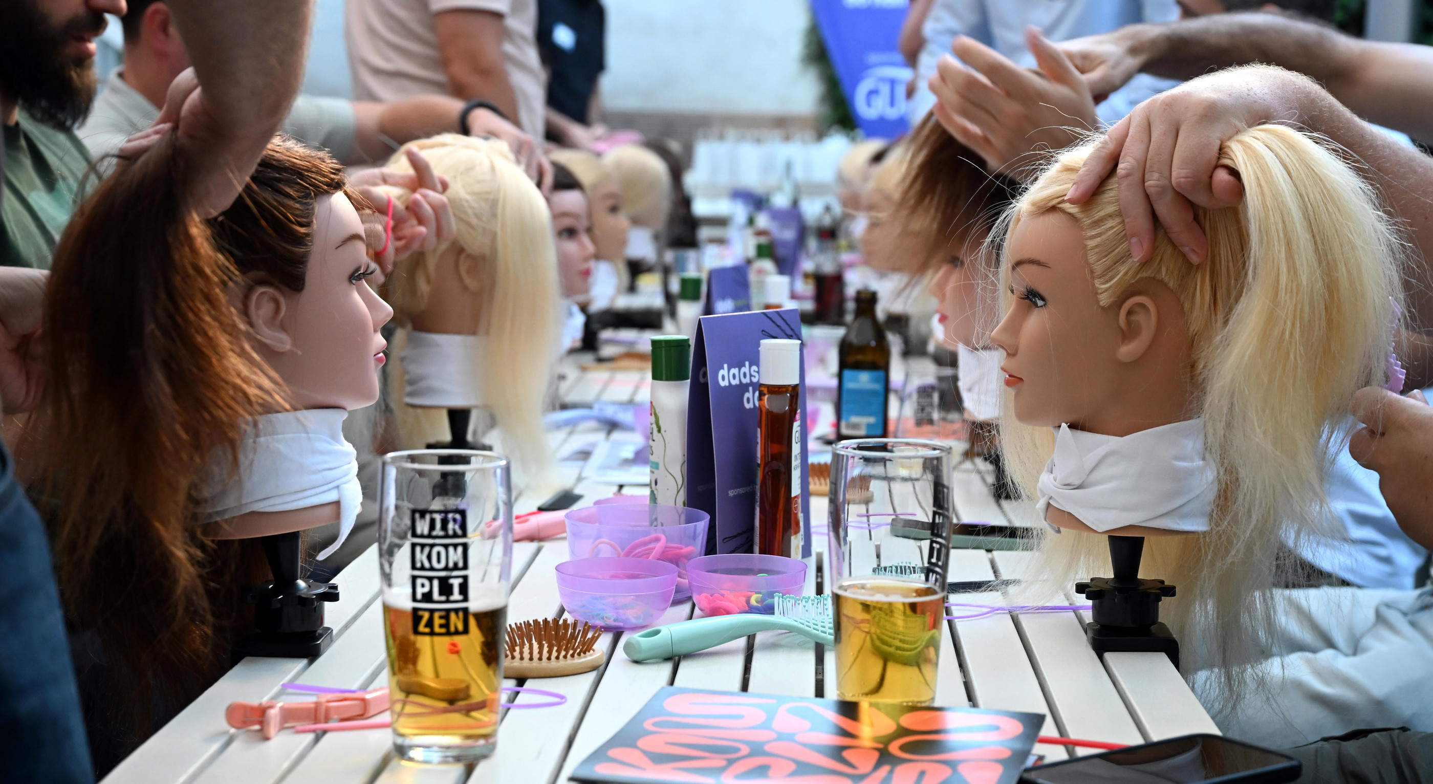 Dads Do Hair: Frankfurter Väter lernen Frisuren für Kinder