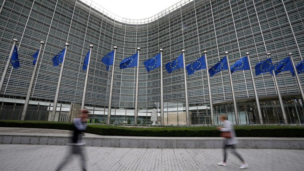 Fahnen wehen vor dem EU-Hauptsitz in Brüssel