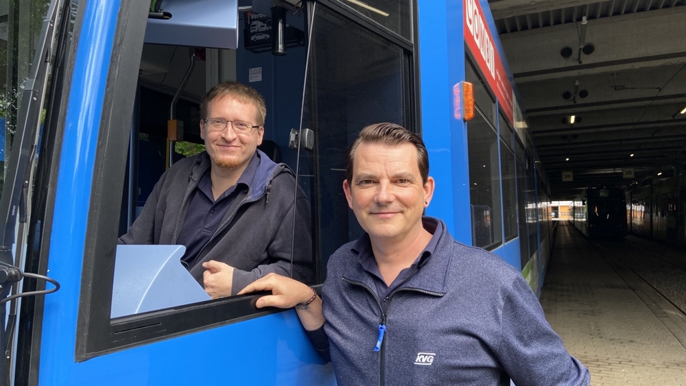 Ingenieur Oliver Fritz (links) hat in wenigen Wochen seine Ausbildung als Straßenbahnfahrer bei KVG-Ausbilder Lars Thies abgeschlossen. 
