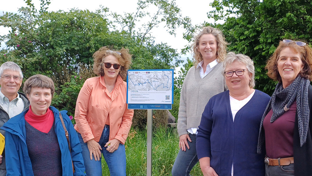 Eine Wandergruppe an einer der Tafeln entlang des neuen Weinheimer Liederwegs