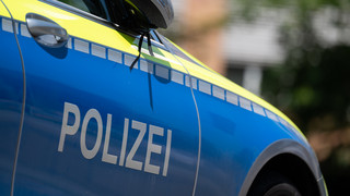 Rettung in Frankfurt: Polizisten ziehen betrunkenen Mann aus der Nidda