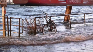 Sturmflut: Elbe schwappt am späten Nachmittag auf den Fischmarkt