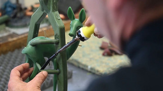 Vier Wochen Handarbeit: So entsteht der Bambi-Preis