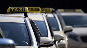 Vier betrunkene Frauen überfallen Taxifahrer in Wiesbaden