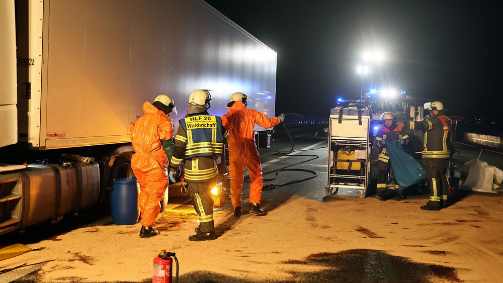 Hunderte Liter Diesel sind auf der A3 ausgelaufen.