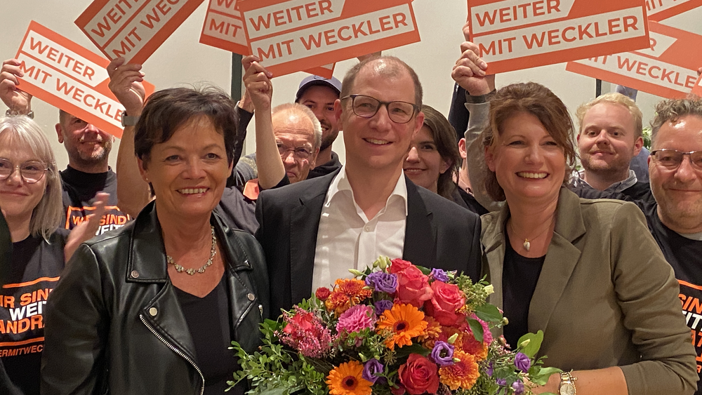 Freut sich über seine Wiederwahl: Jan Weckler mit Lucia Puttrich (links) und seiner Frau Christine. 