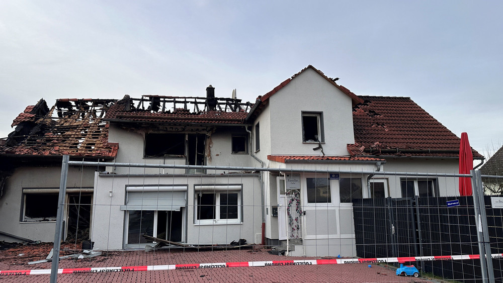 Das Haus wurde durch das Feuer unbewohnbar. Den Schaden schätzt die Polizei auf 350.000 Euro.