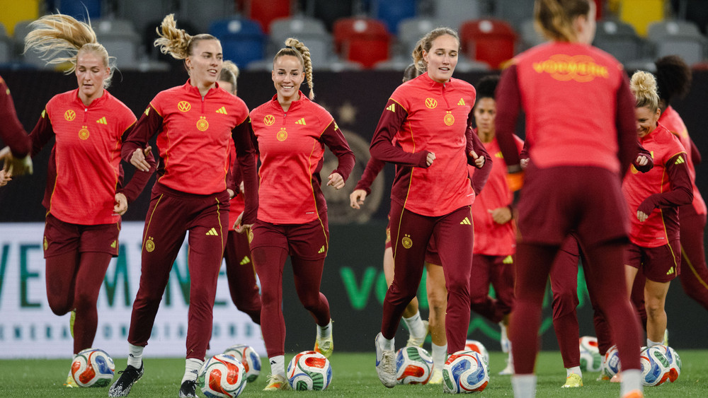 Die Frauen Nationalmannschaft im laufenden Training. 