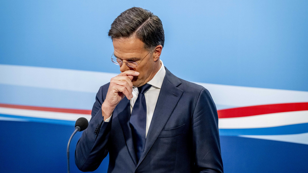 Der niederländische Premier Mark Rutte hat den Rücktritt seiner Regierung erklärt. Vorausgegangen war ein interner Streit über die Flüchtlingspolitik.