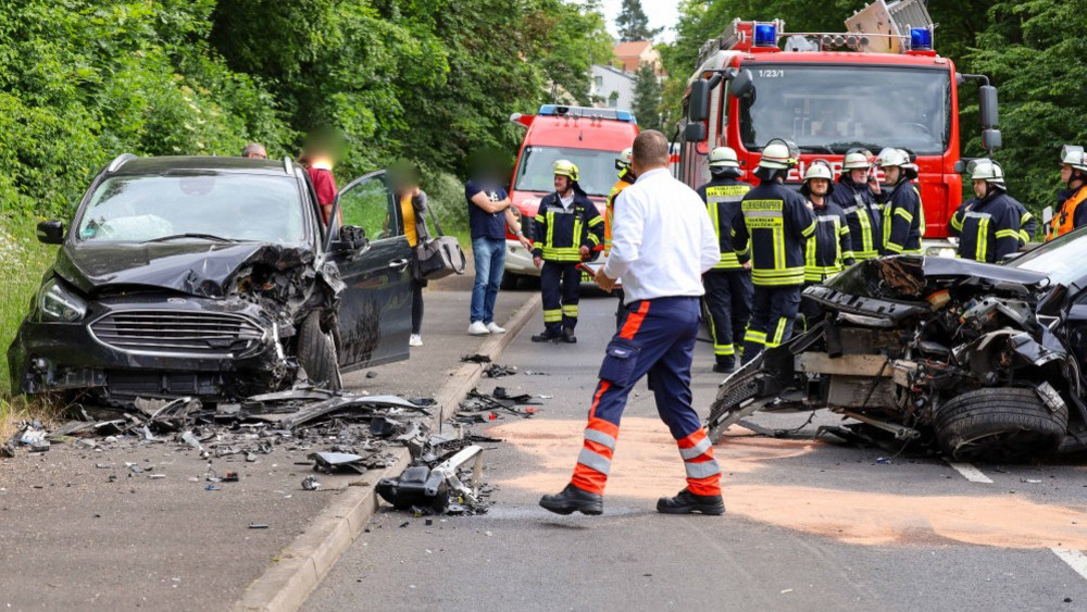 Die beiden Autos nach dem Aufprall. 