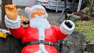Weihnachtsmann-Figur in Niederfischbach völlig ramponiert