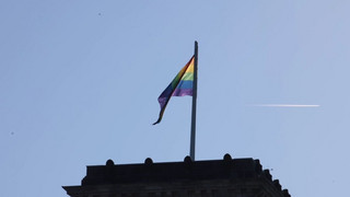 Regenbogenflagge auf dem Reichstag – einmal im Jahr