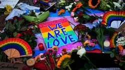 Trauernde legen Blumen und Kerzen nach tödlichem Angriff auf Berlin Pride