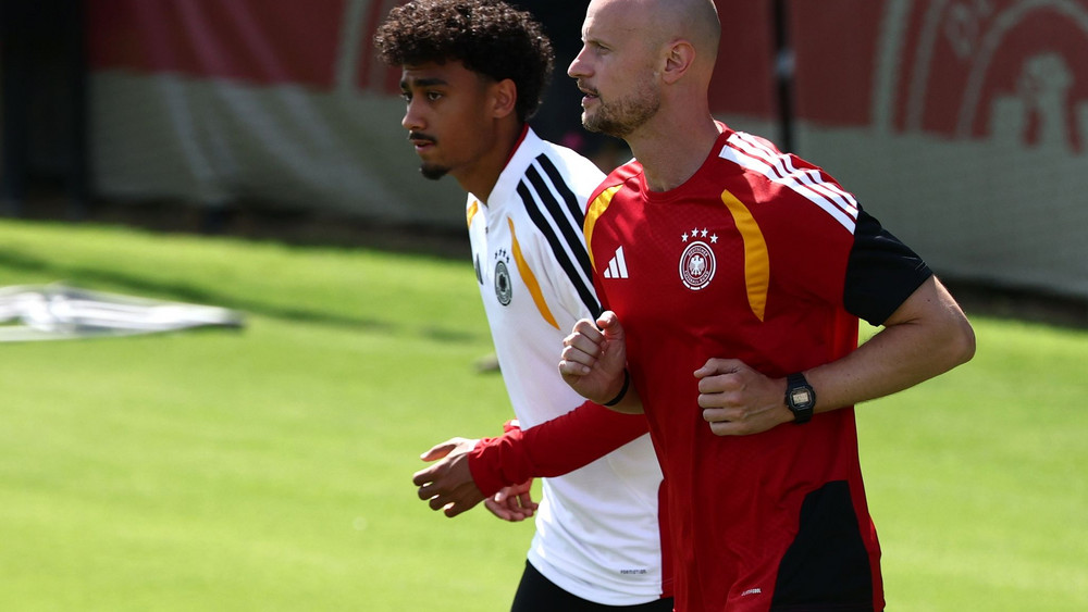 Nathaniel Brown (l) ist zurück im Teamtraining. (Archivbild)