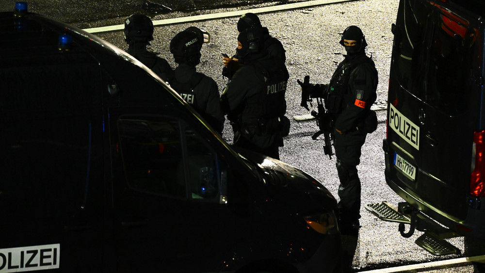 Bewaffnete Polizei-Einsatzkräfte am Flughafen Hamburg: Der Airport war nach dem Eindringen eines Fahrzeugs auf das Gelände gesperrt worden.