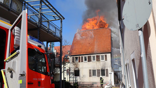 Feuer in Walldorf greift auf mehrere Wohngebäude über - 1 Verletzter
