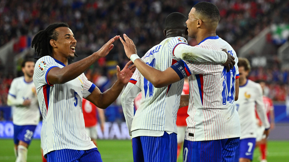 Die Franzosen um Superstar Mbappé (rechts) bejubeln das einzige Tor.